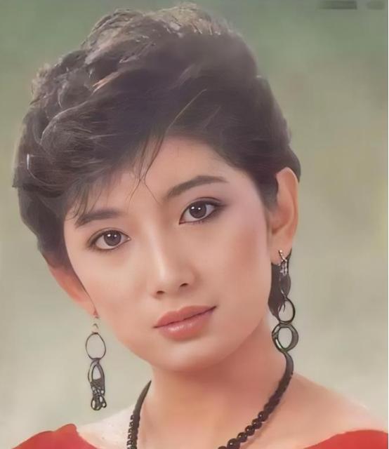 1975年，12岁的刘玉璞正在洗澡，醉醺醺地父亲发疯般地踹开门，冲进浴室里，死死