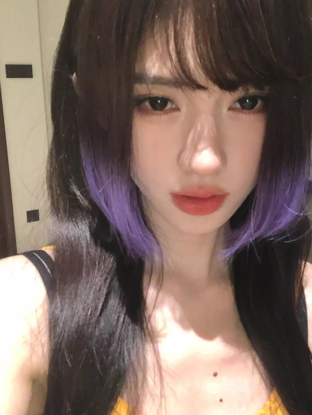 鞠婧祎晒自拍美照 紫色发尾公主切造型时髦靓丽 