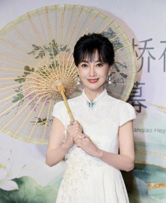 白娘子真回断桥了！72岁赵雅芝雨中亮相西湖，一袭白衣状态绝了
 
今天刷到赵雅芝