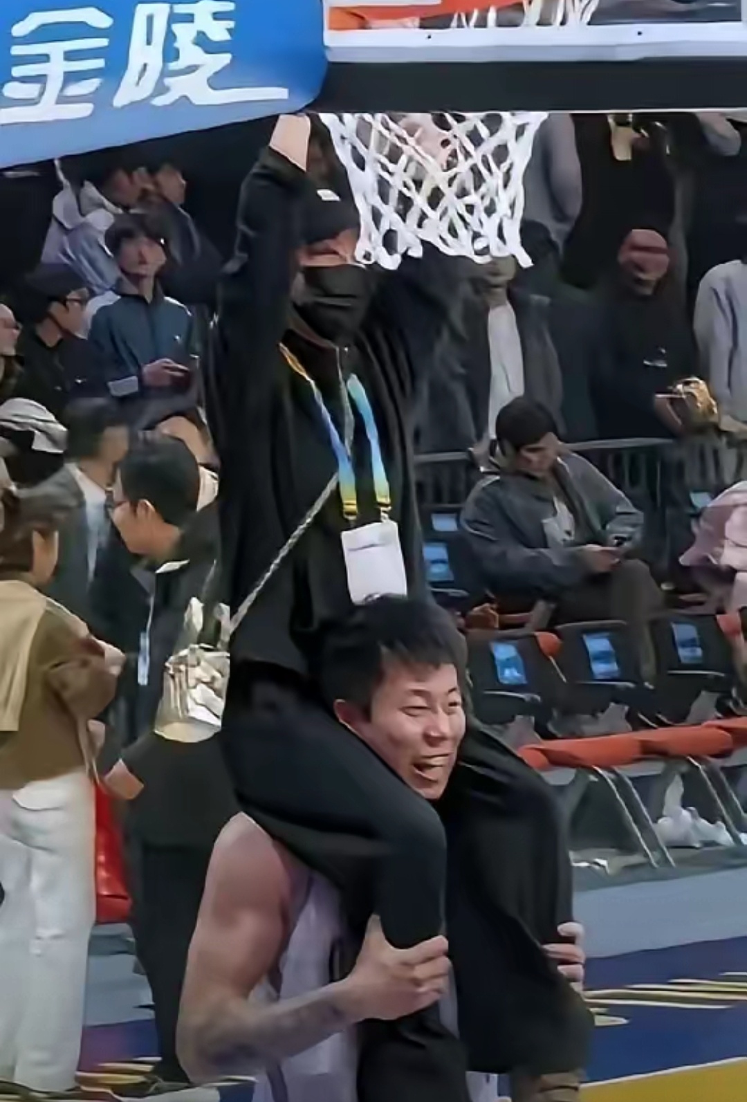 家有贤妻福满门。当球迷喷高诗岩的时候，高诗岩的妻子无论社交媒体还是私下都力挺高诗
