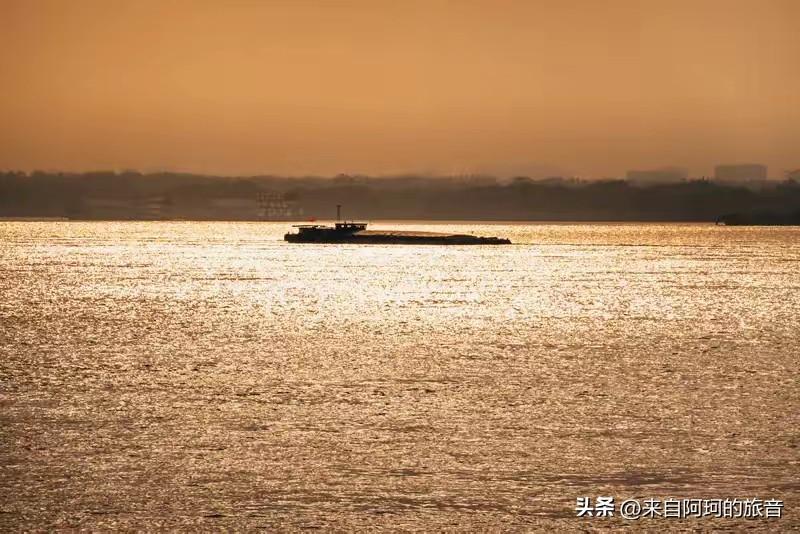 朱载堉十五岁那年被废为庶人，在王府外头搭了间土房子住下来。他爹得罪了皇帝被关进大