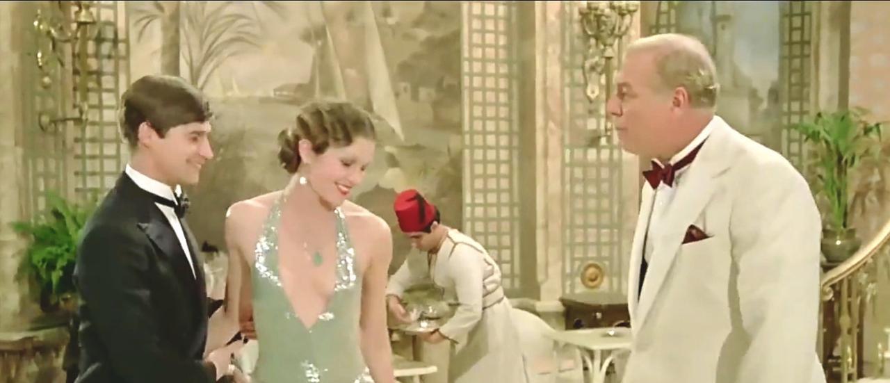 老版绿裙像一副刑具，把女主勒成随时会断的标本。
新版设计师才是真魔鬼。
他给丝绸