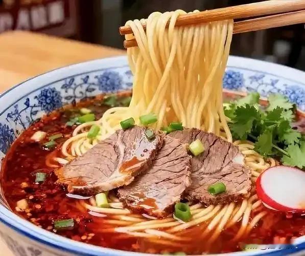 如何看待兰州大学请新生吃牛肉面我觉得兰大拿本地拉面招待新生非常接地气，让新生感受