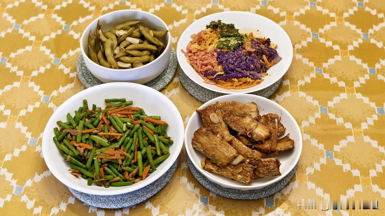 晚餐吃完了，今天休息吃的早。
四个菜，主食大米饭。
炒豇豆角，红烧带鱼，蒸菜，煮