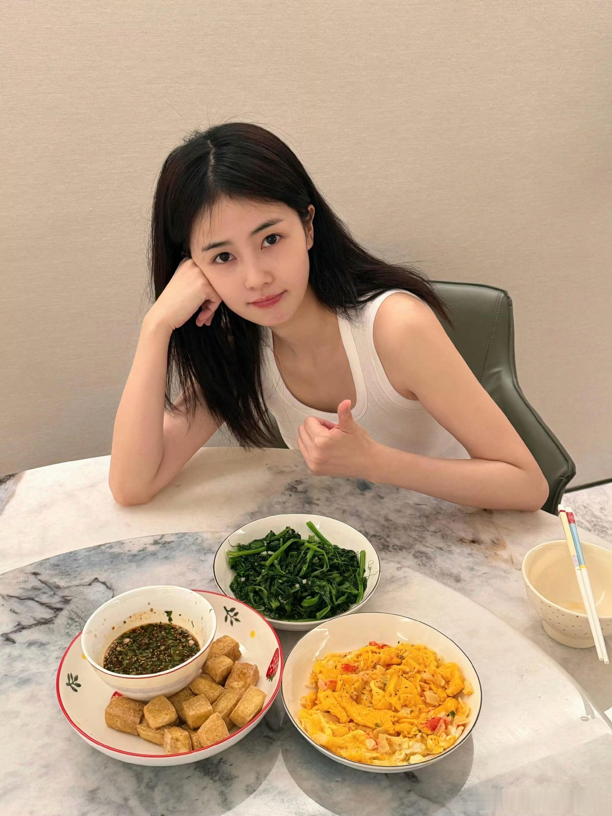 白鹿给助理呵呵做饭 又是羡慕呵呵的一天,感叹下白鹿素颜好美啊！ 