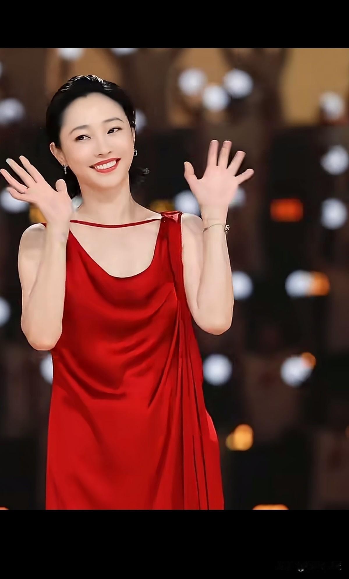 曾经背负着无数的流言蜚语，
经历了人情冷暖和世态炎凉，
如今已过不惑之年，
依然
