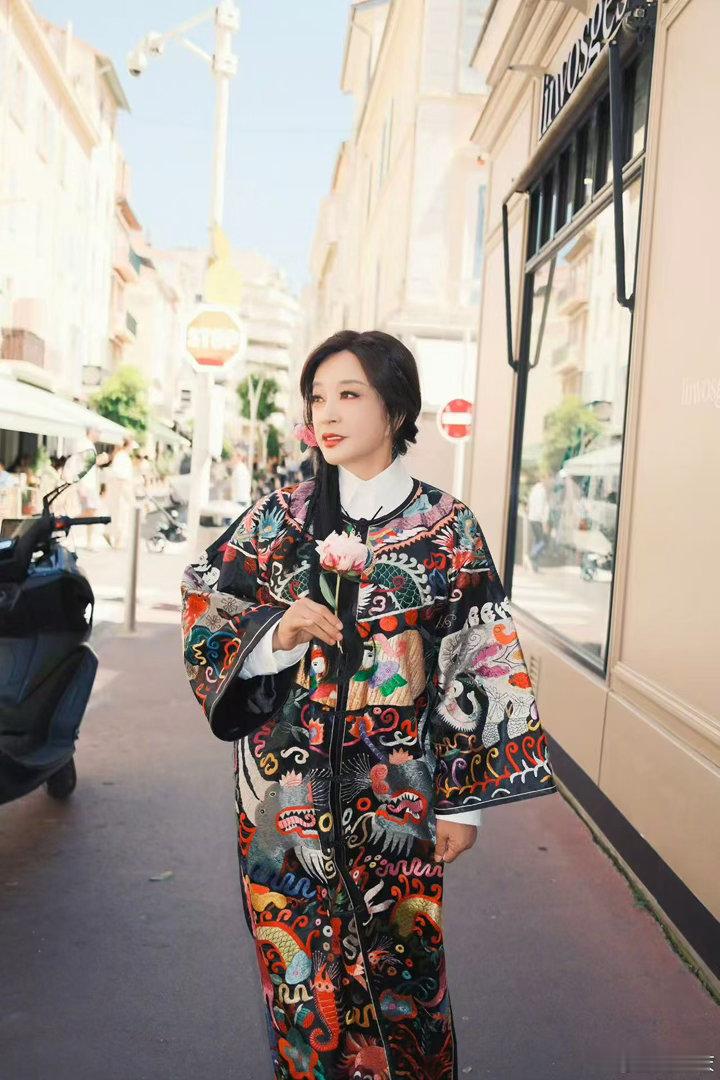 演过武则天的人格局就是不一样 鲁豫访谈里她说的话句句都能截图当屏保，不是台词是感