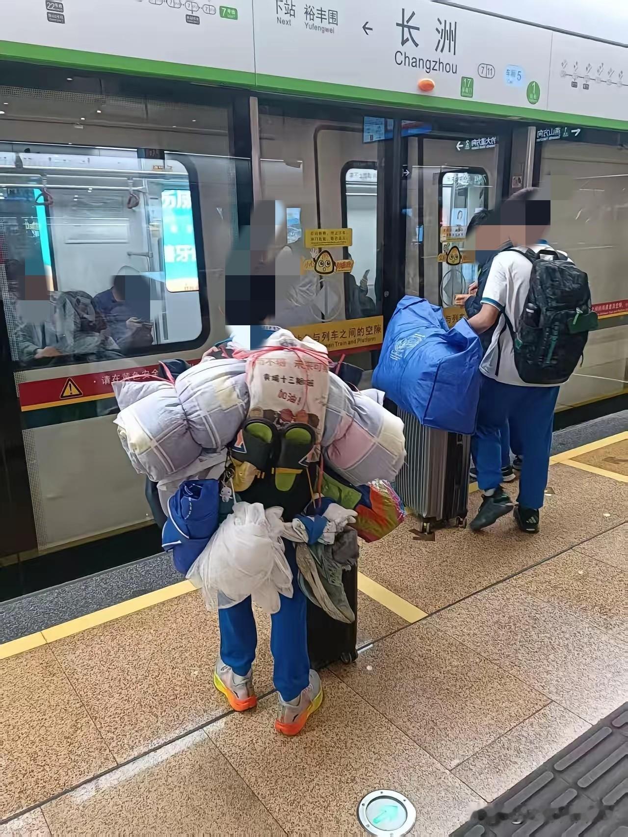 广州黄埔区的一所学校门口，放寒假的孩子们陆续被家长接走，人群里有个身影格外显眼：