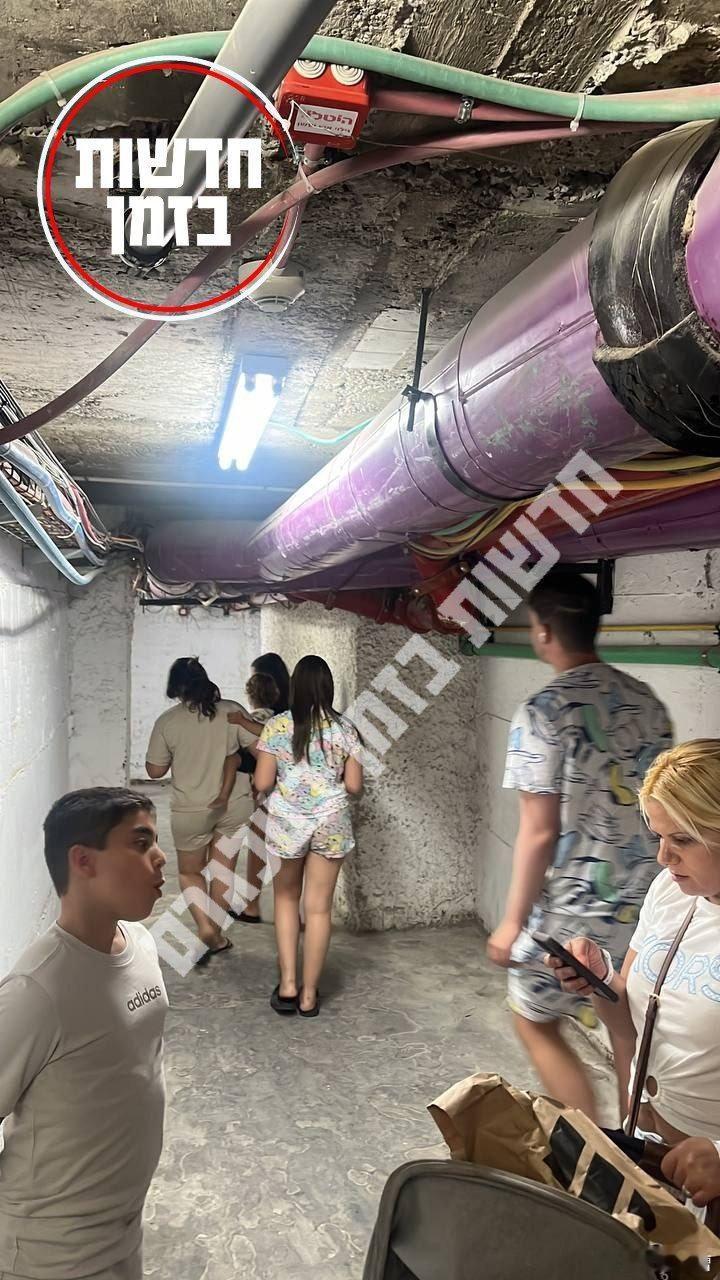 胡塞导弹袭击后，穿睡衣躲防空洞的以色列人 ​​​