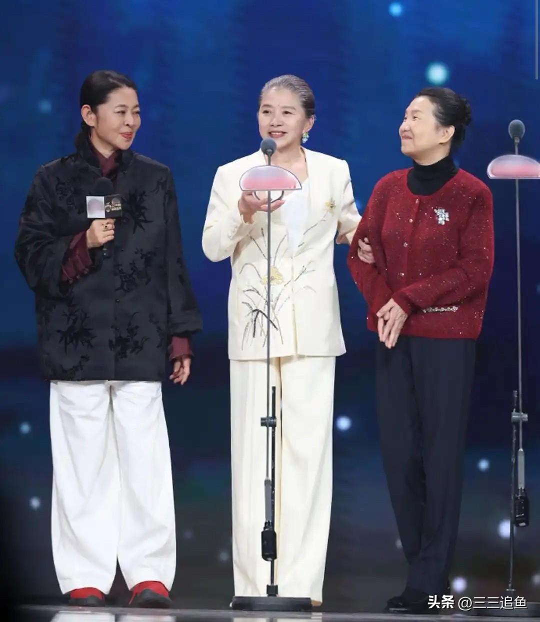 原来她就是迟蓬、倪萍的闺蜜，俩朋友如今社会地位很高，她只是一名普通的编辑，但不影