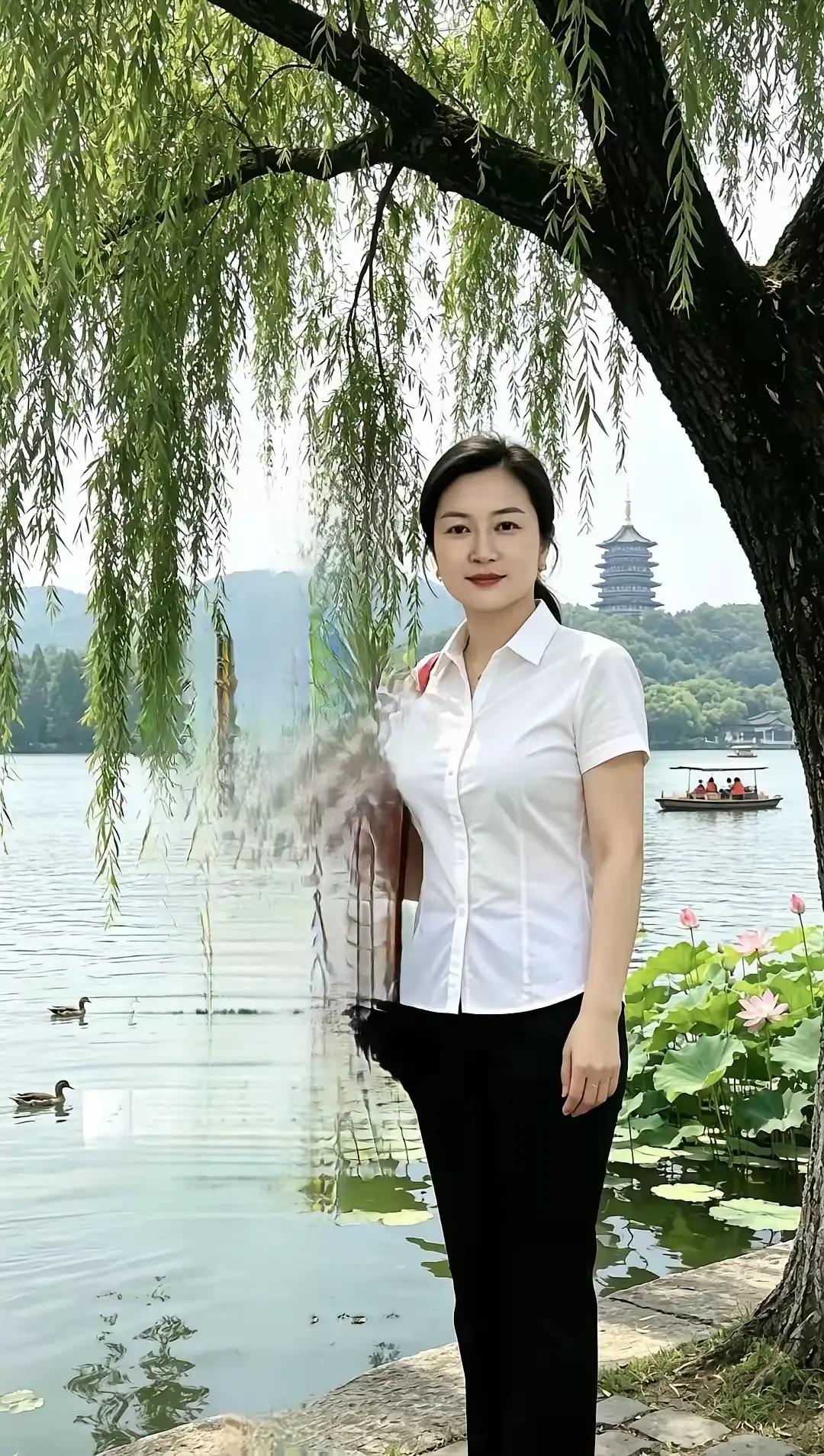 西湖美景娇，
春风荡柳梢。
山青湖光秀，
佳人立岸边。