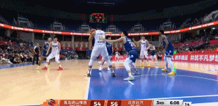 街溜子打法！CBA北京艰难战胜青岛，周琦12分+13板+1助+2误，投篮9中4，