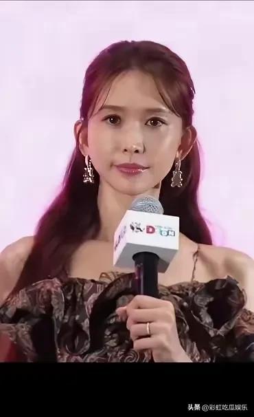 林志玲苹果肌膨胀看起来脸僵浮肿，医美后遗症来了，她做了水光肌，皮肤油得发光。
