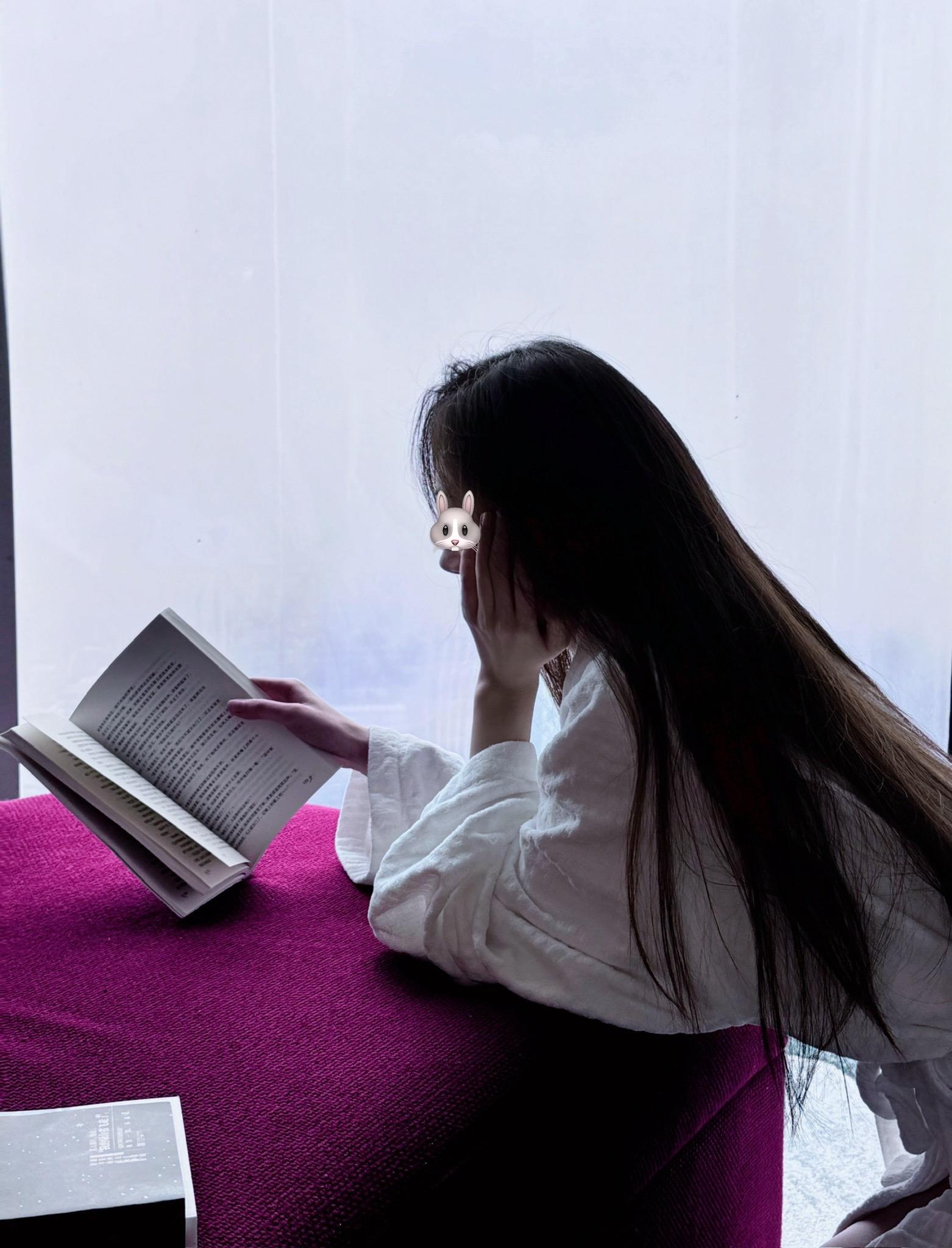 她最爱翻阅他常看的书籍