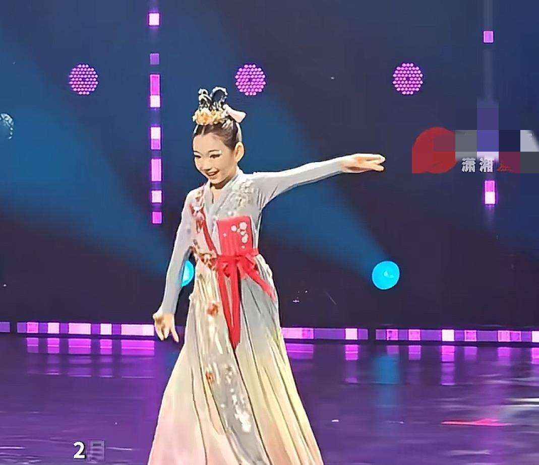 太争气了！9岁小酒窝香港夺冠，董璇手机里存了5000张照片，小小年纪就已经开始为