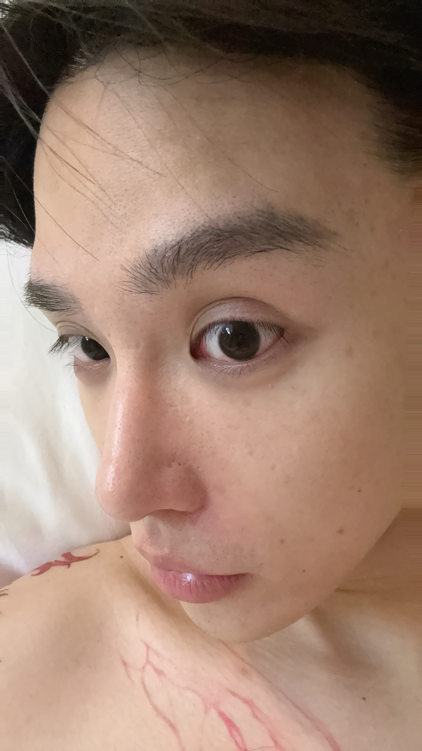 眼窝累的凹成这样 