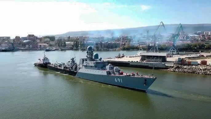 乌克兰无人机首次袭击了里海的俄罗斯海军基地，击中了至少两个舰艇：鞑靼斯坦舰和达吉