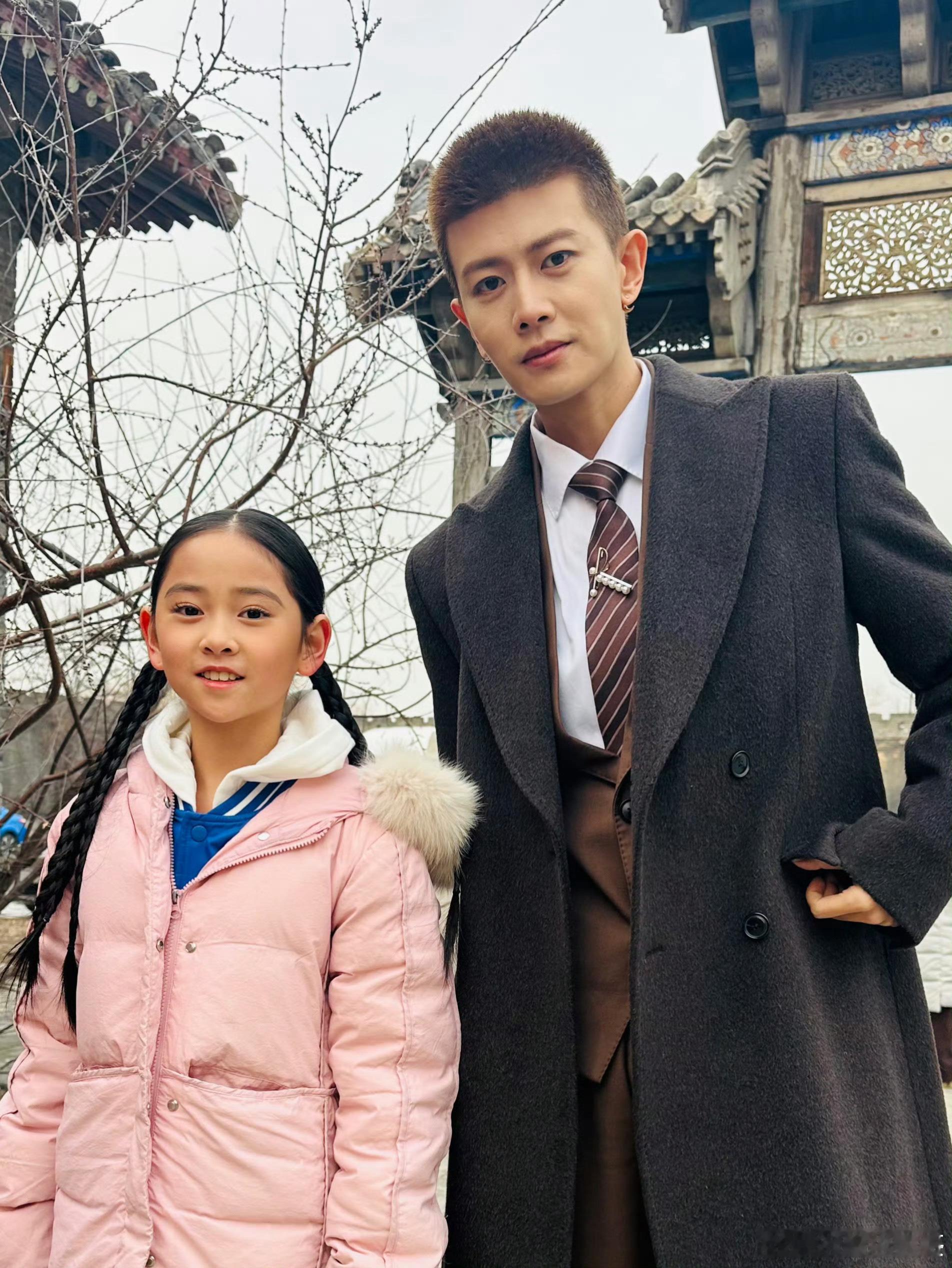 任嘉伦NBA宣传片花絮和小演员的合照，这个寸头硬帅啊！ 