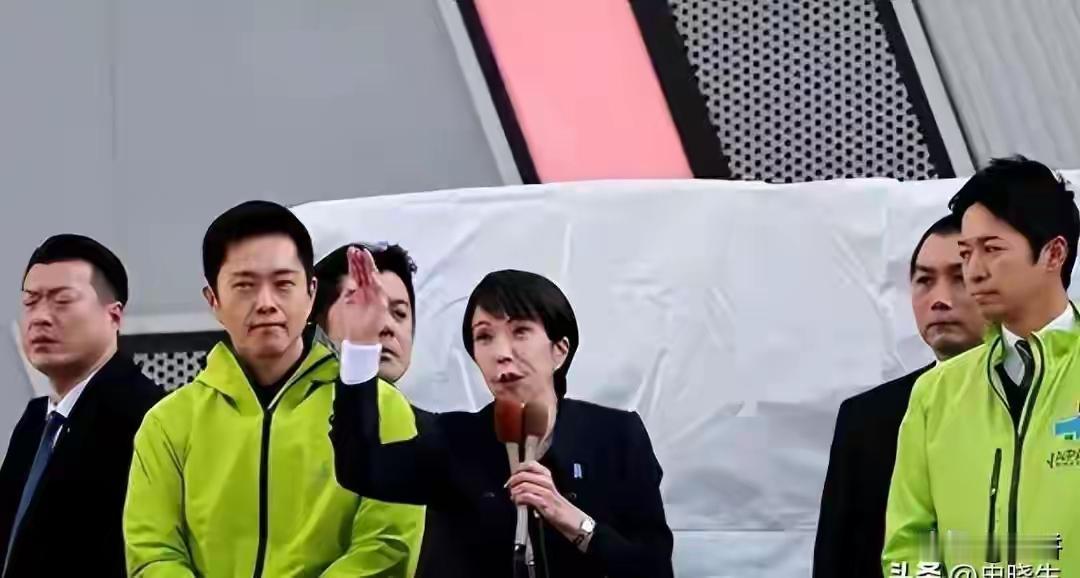 高市早苗所走的路与泽连斯基惊人相似！没有比较就没有伤害。如果拿高市早苗与泽连斯基