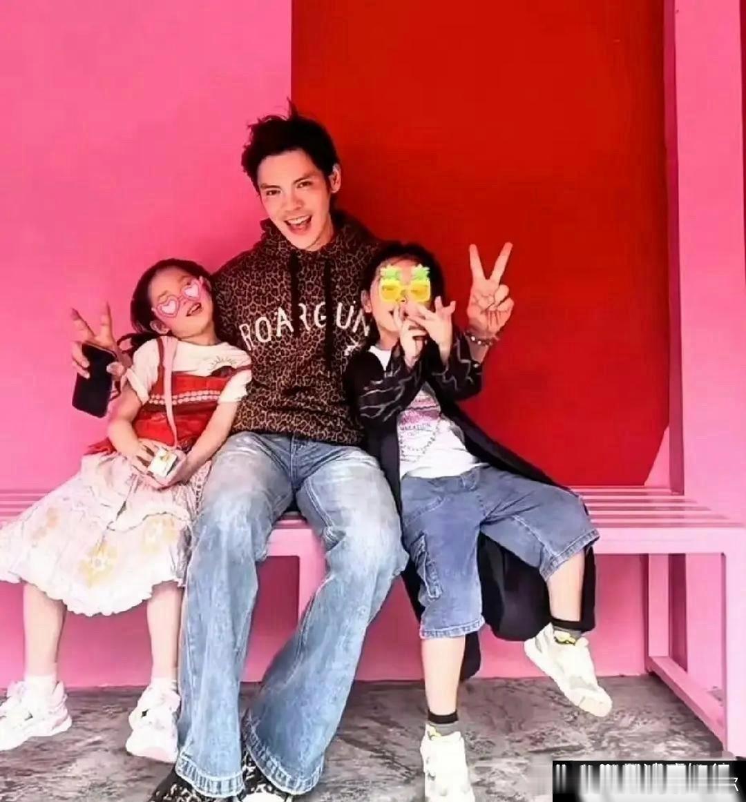 向佐发了张一家四口的合照，老婆和俩娃都出镜了，两个孩子个子长得好快，小儿子留的长