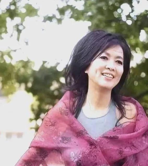 齐秦的姐姐齐豫，两段婚姻都没能走到最后，68岁一个人过日子照样出彩
提到齐豫，很