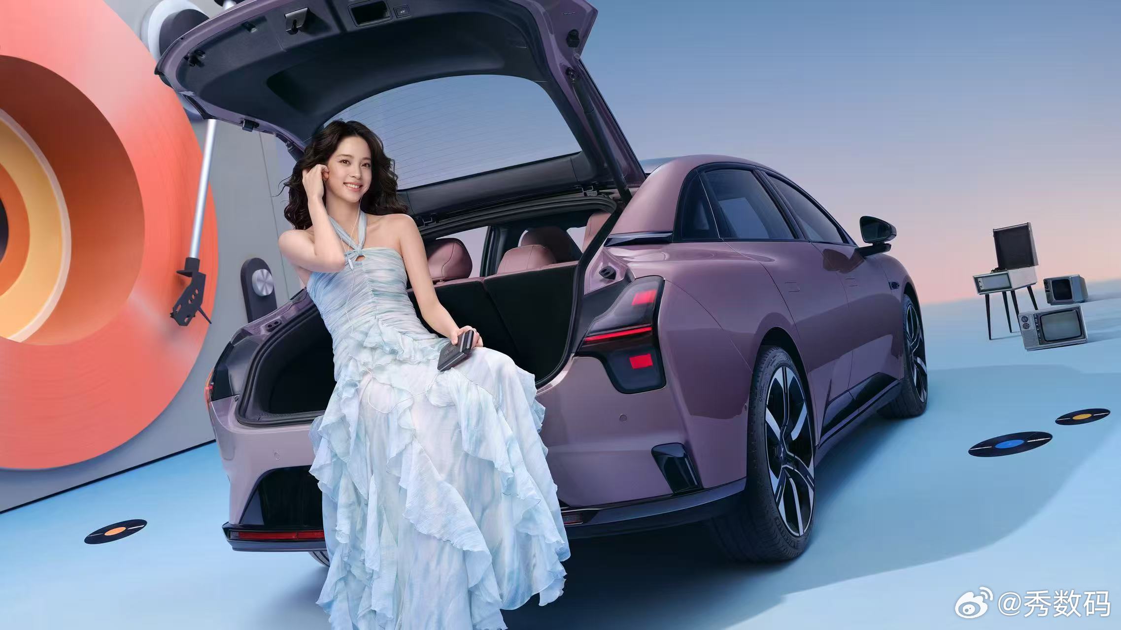 欧阳娜娜与2026款小鹏MONA M03同框亮相！你们别说，新车这个罗兰紫配色漂