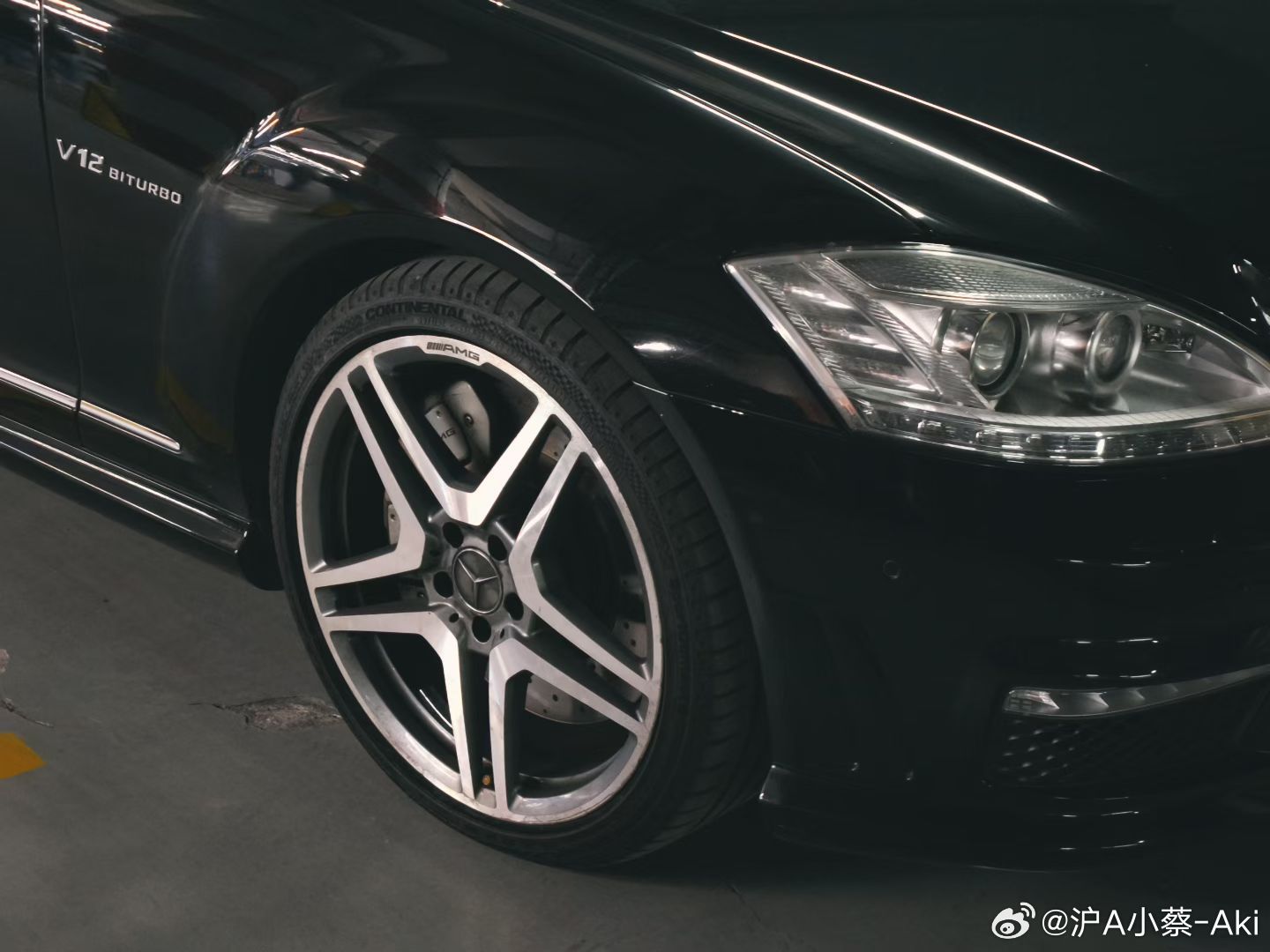 去游乐园买票坐过山车需要399，爽5分钟。给AMG S65加满一箱油700，你可