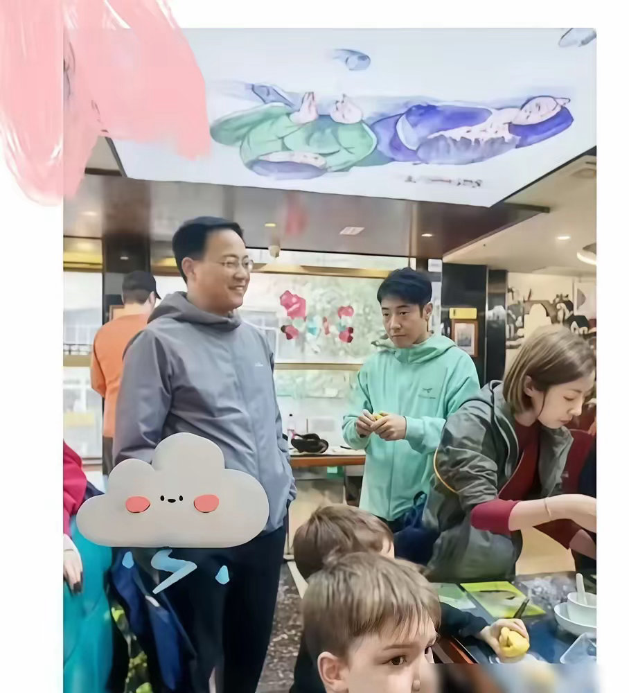 撒贝宁这顿饭，估计让他洋岳父毕生难忘。一桌子菜上来，李白娘家人筷子都不知道往哪伸
