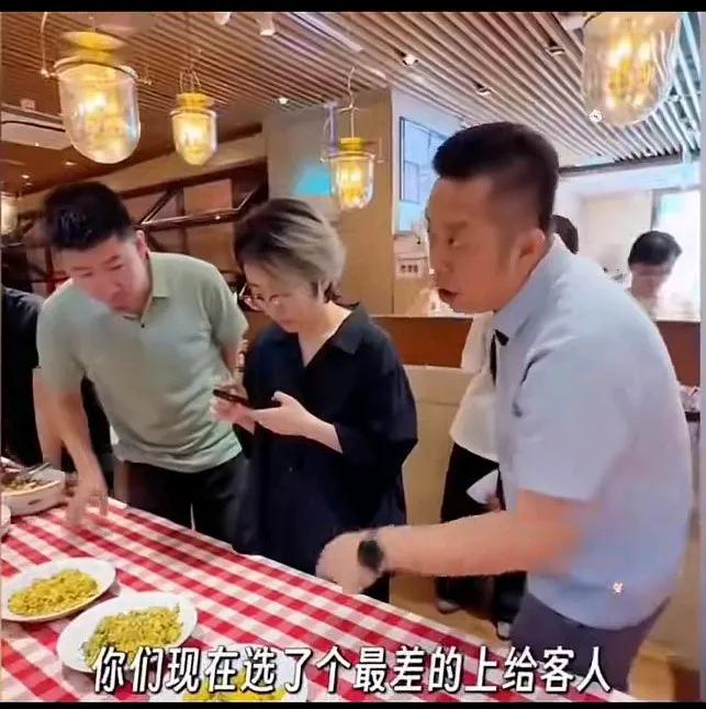 翻车现场！贾老板试吃“越洗越黑”食品，一顿输出猛如虎，就吃一口炒鸡蛋！
网友表示