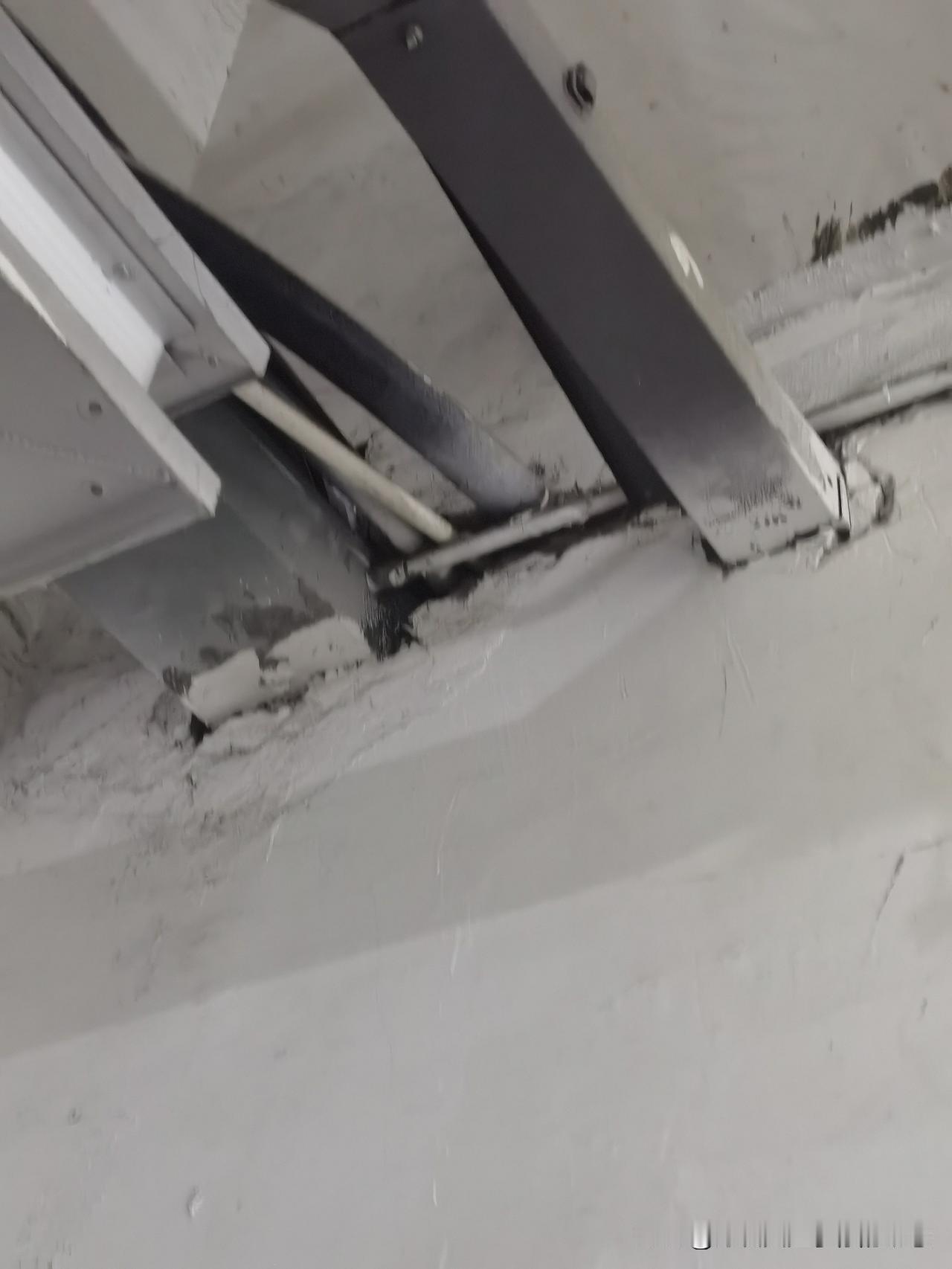 这样的安装工程，穿墙封堵也太糟糕了吧！