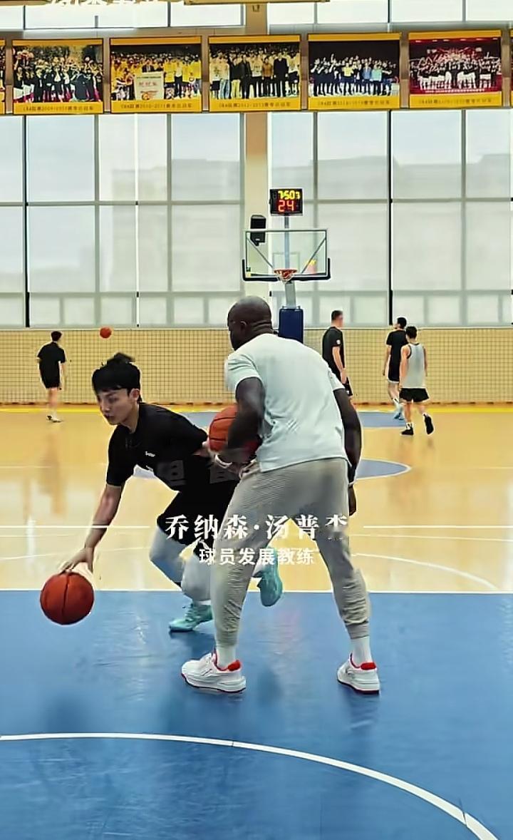 很多球迷认为广东宏远新赛季是保八争四的球队，是否符合定位呢？
广东队上赛季最终排