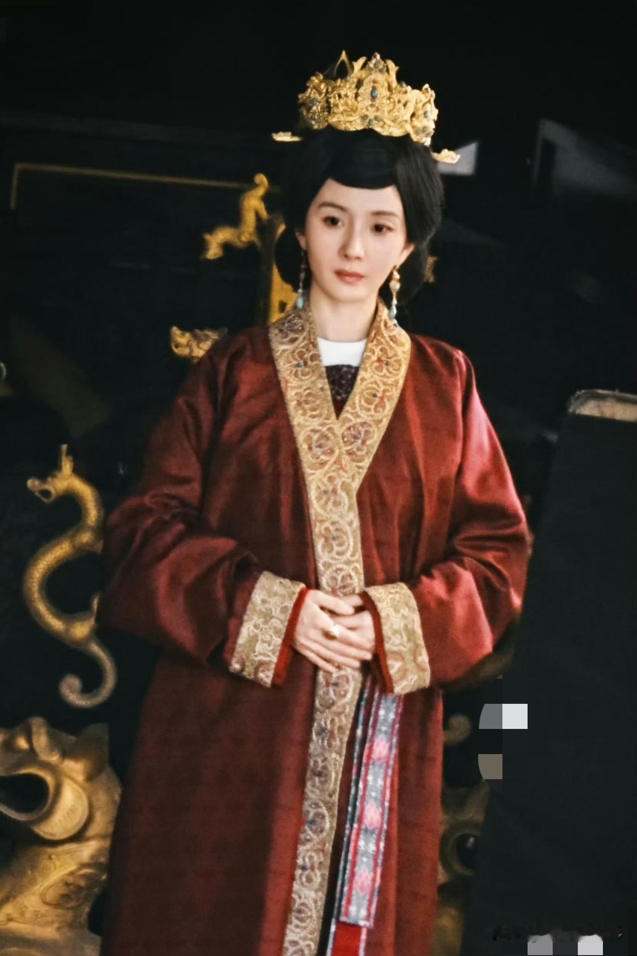 杨幂《江山大同》太后阶段的老年妆路透流出，华贵红袍搭配金冠，沉稳端庄的气场拿捏得
