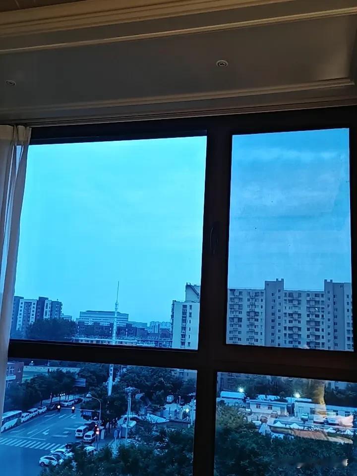 昨天下楼吃饭回来
遇到以前同事
和老公及朋友
到前边吃烧烤
几年不见
不到没有显