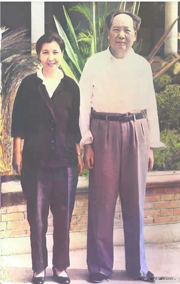 这张罕见合影，定格了毛主席与革命女杰曾志跨越半个世纪的生死情谊！
二人相识于井冈