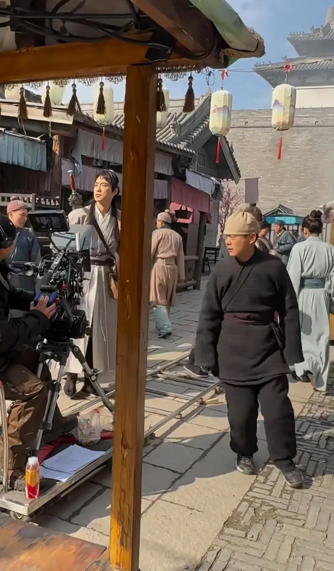 原来这就是拍戏，10个人走出100人的感觉，大家一起来找穿帮啊！