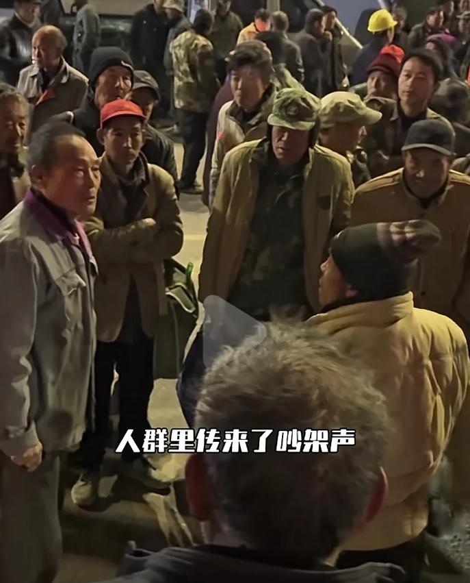 2024年12月，凌晨4点的洛阳劳务市场，一位被打哭的大叔引起了男子的同情，他决