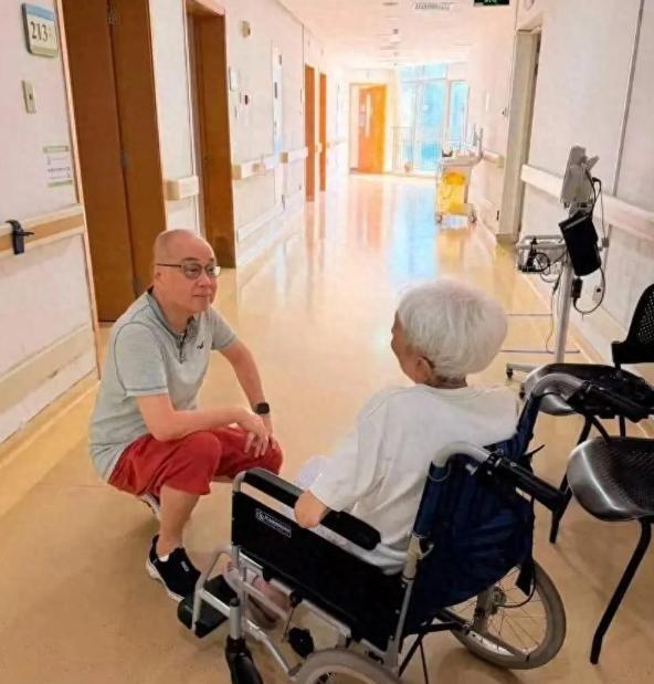 7月8日正午，深圳一家康复养老中心内，阳光穿过玻璃窗照亮了半个床铺。

87岁的