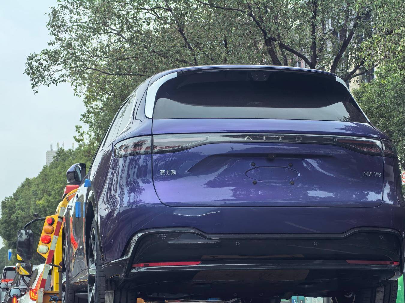 问界M6的紫色实车 