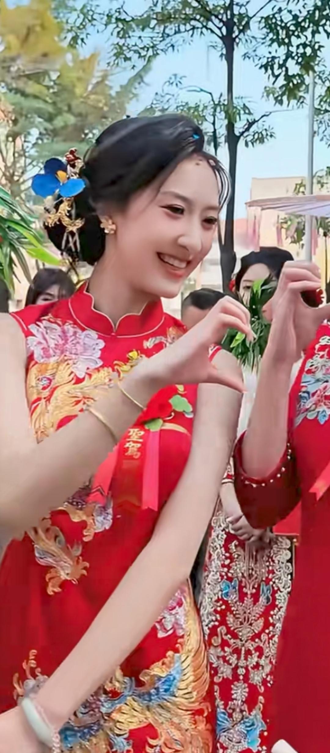 红衣美人，笑靥如花！