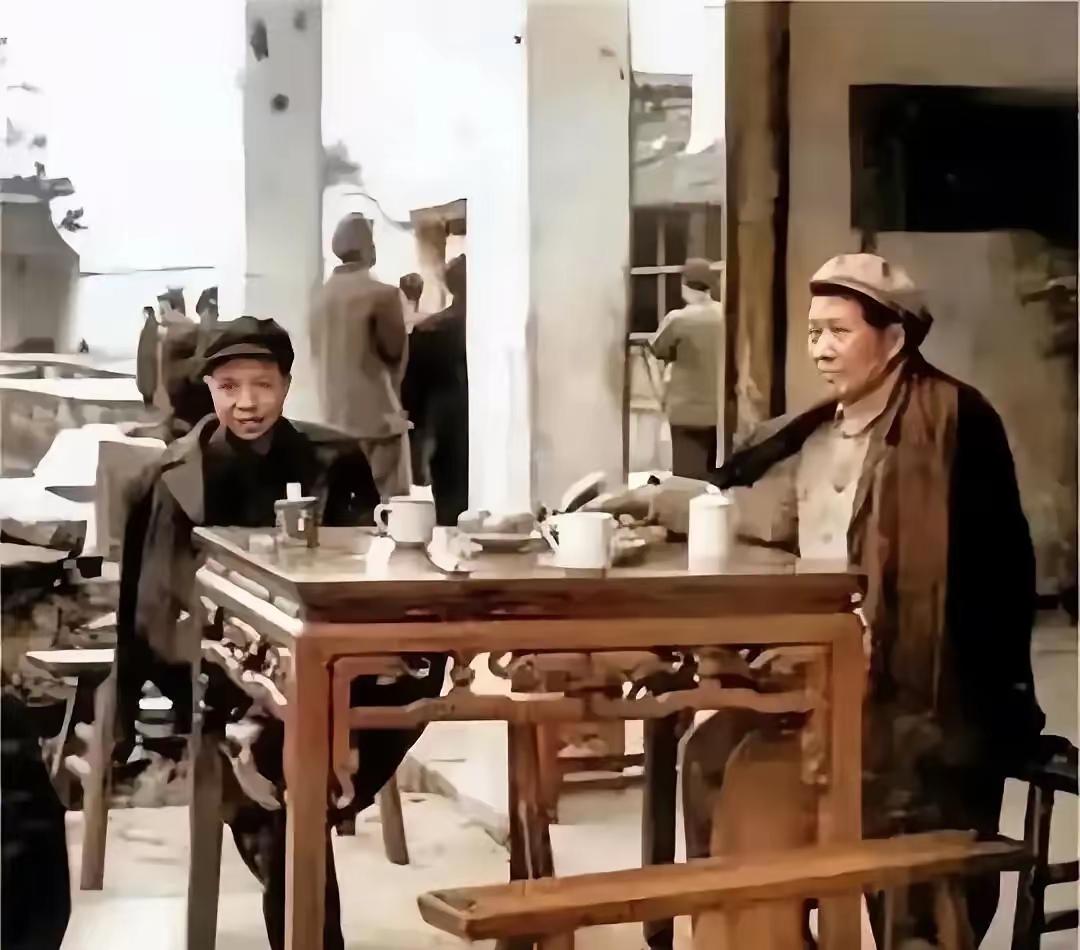 这张照片老照片拍摄于1958年，我还是第一次见到毛主席下馆子的照片，让我深深的震