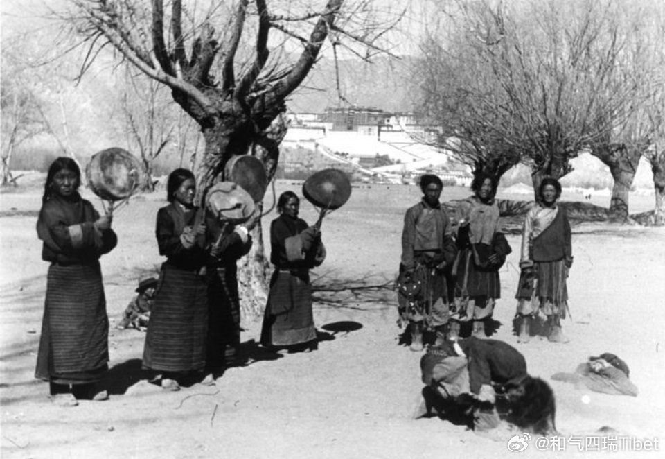 在西藏东部地区和藏北草原上，有一个民间职业性的歌舞品种，叫热巴舞。它以铃鼓、弦子