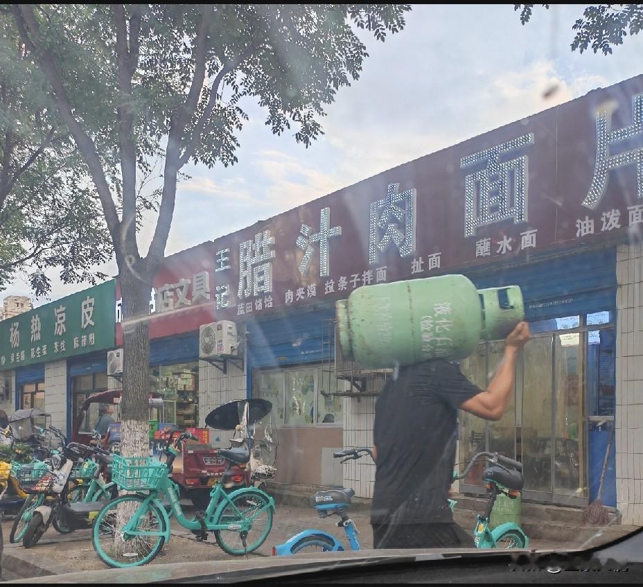 昨天发现了个多少年前才有的现象。
       下午开车去文景路地铁口接老伴儿，