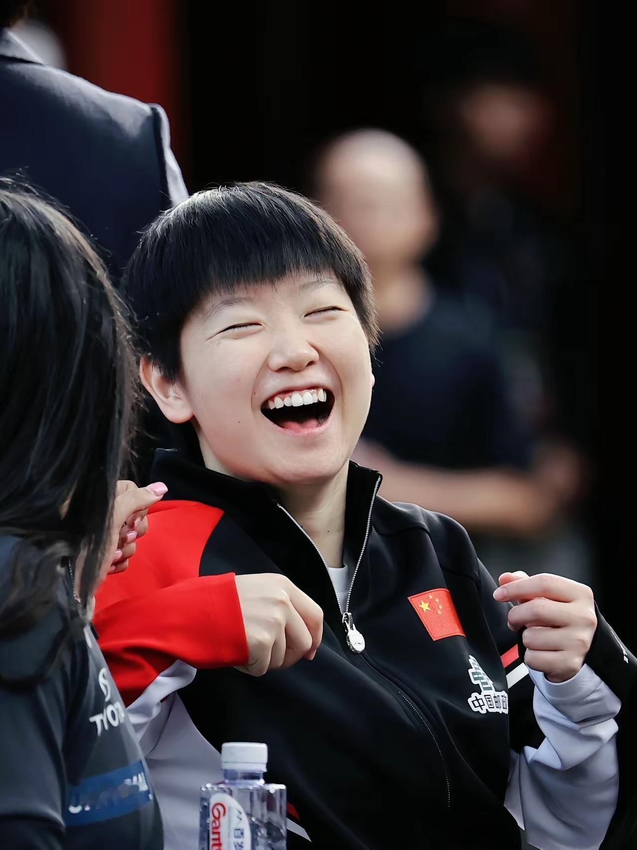 咱莎一声笑
烦恼全没了

咱莎两声笑
天天阳光照

咱莎三声笑
中国又赢了

…