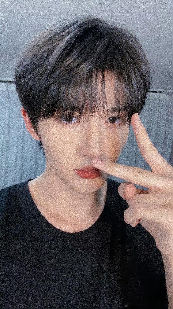 #时代峰峻否认余宇涵带电子烟# 真就有人张口就来啊[融化] 时代峰峻已发声明否认