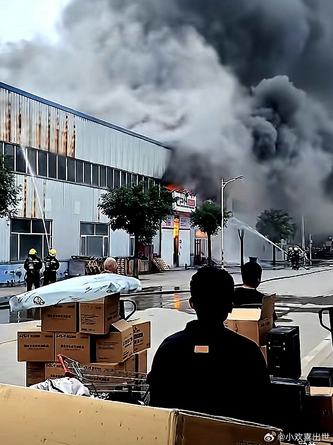汽配城起火了，浓烟滚滚 