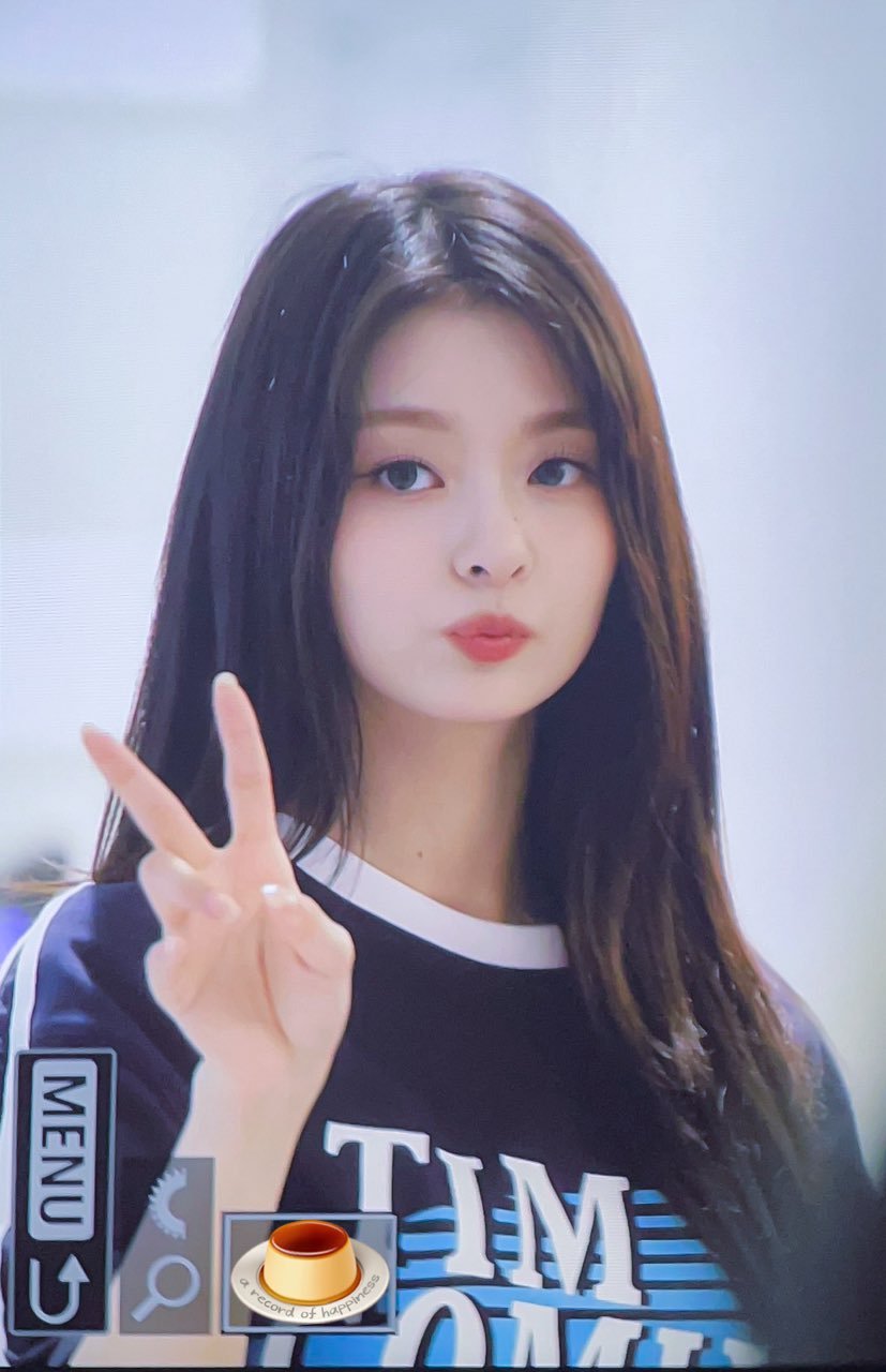 #李娜炅[超话]#🐣#蜜桃笑颜李娜炅# [图片]240511 仁川机场出发 预