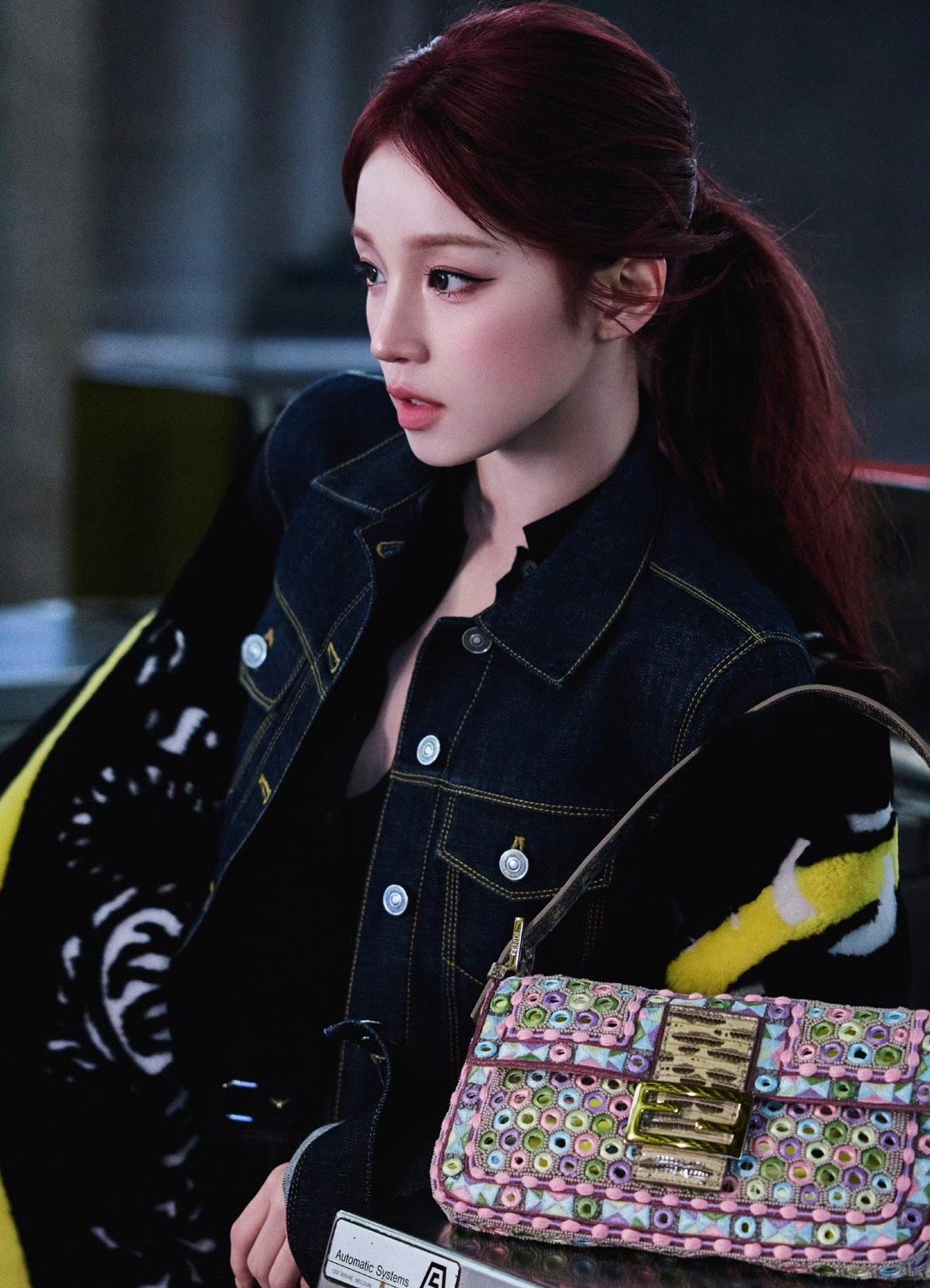 宋雨琦｜亮相米兰时装周Fendi大秀，率性利落的牛仔套装搭配红发马尾造型，又美又