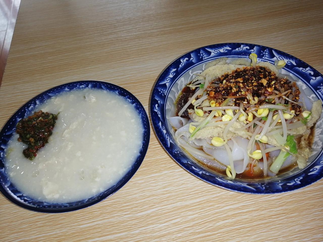 早上正打着球，雨点密集了。看看时间，已打了一个小时了。那就不打了，去吃饭吧。

