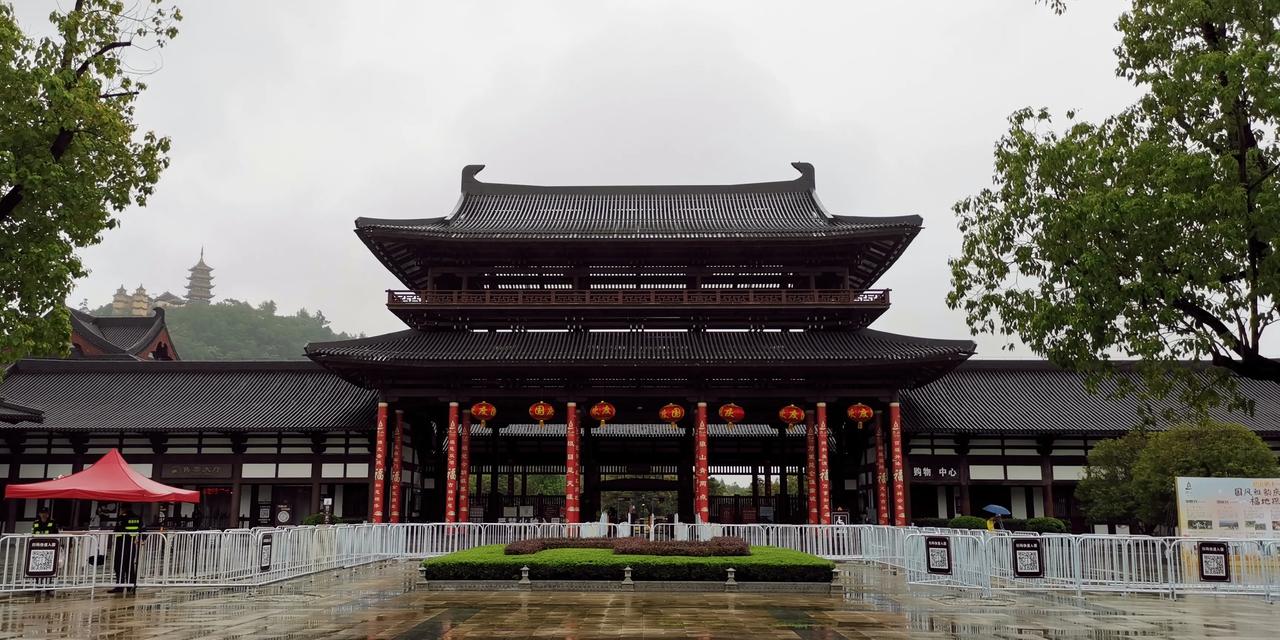 “十一”期间的旅游景点，也并不都是人挤人、看人头，江苏南通狼山风景名胜区，是国家