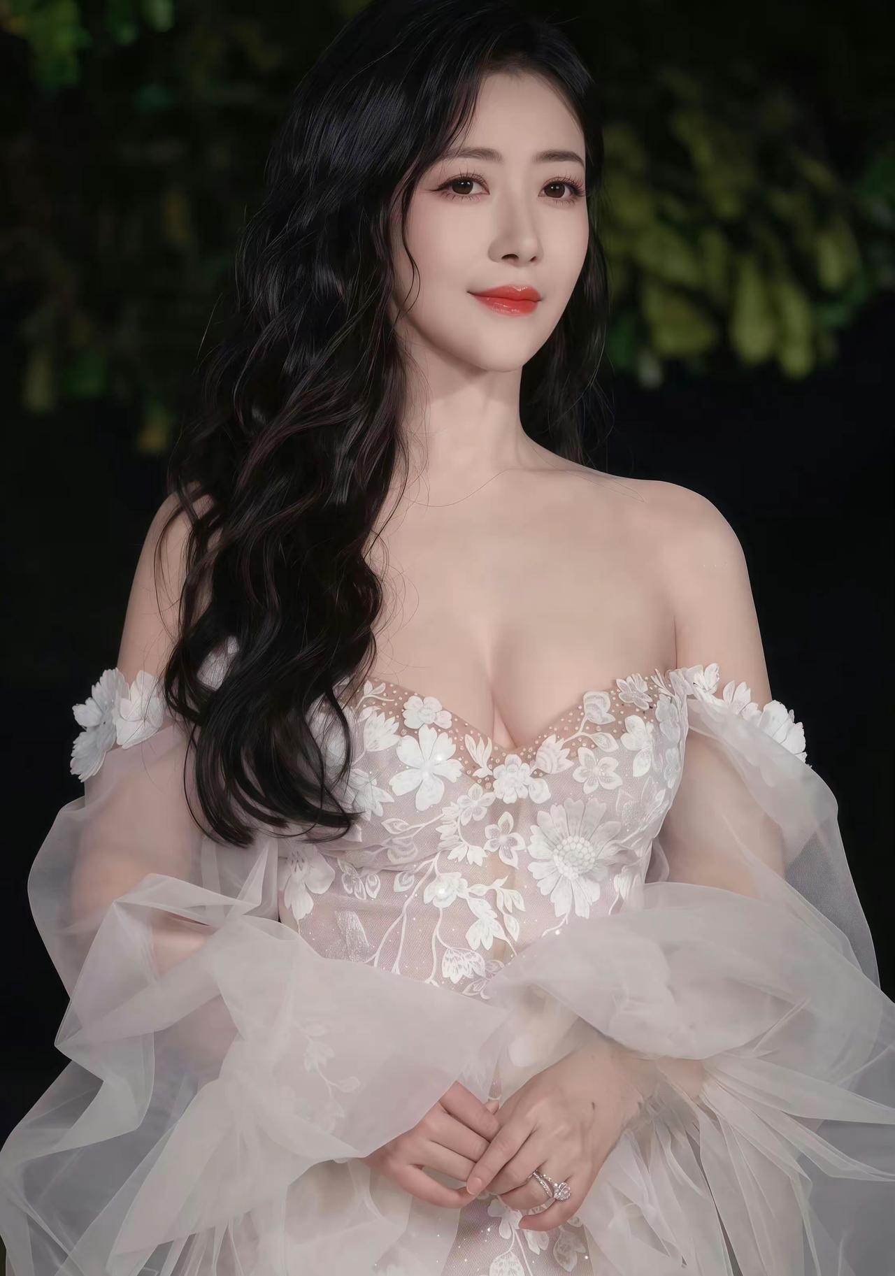 优雅花裙，甜美笑容，梦幻夜宴🌹✨
